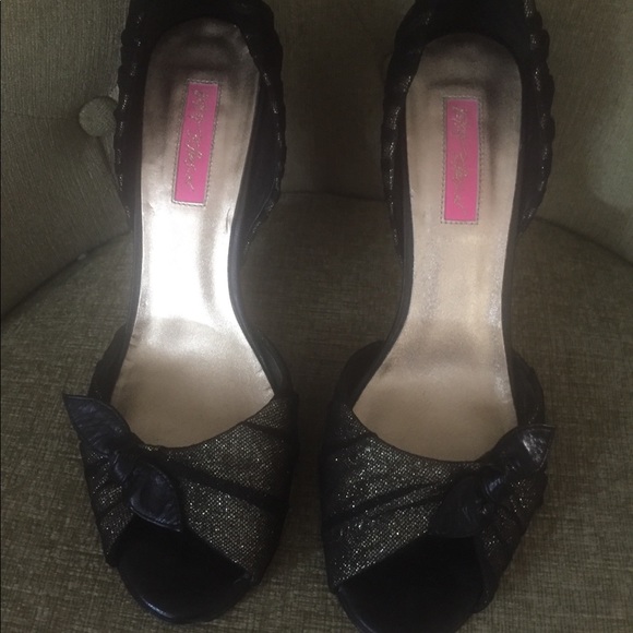 Gorgeous gold and black heels by Betsey Johnson - Picture 2 of 5